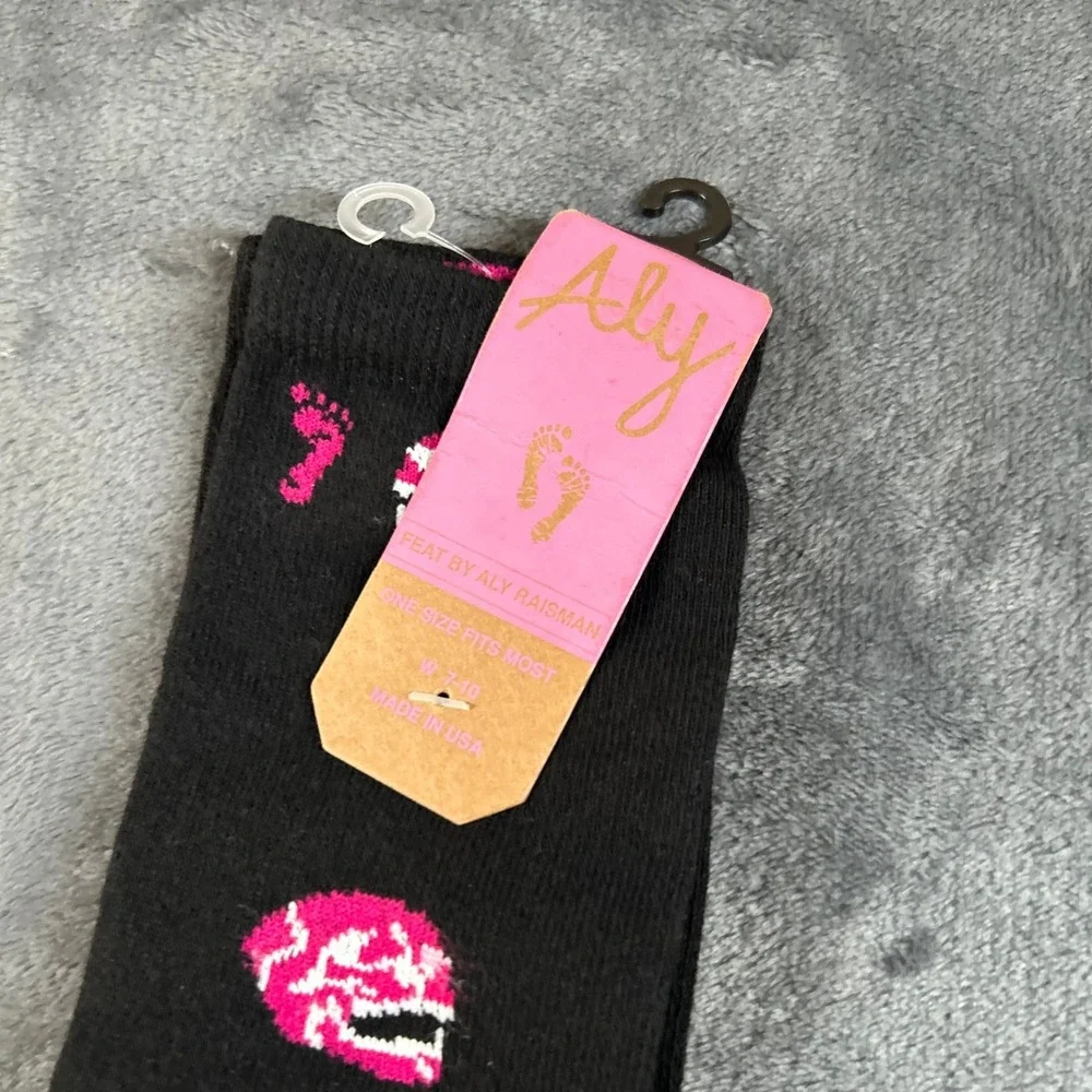 Aly Raisman Feat Skulls Socks Black Pink Novelty Crew Womens 7-10 USA Made